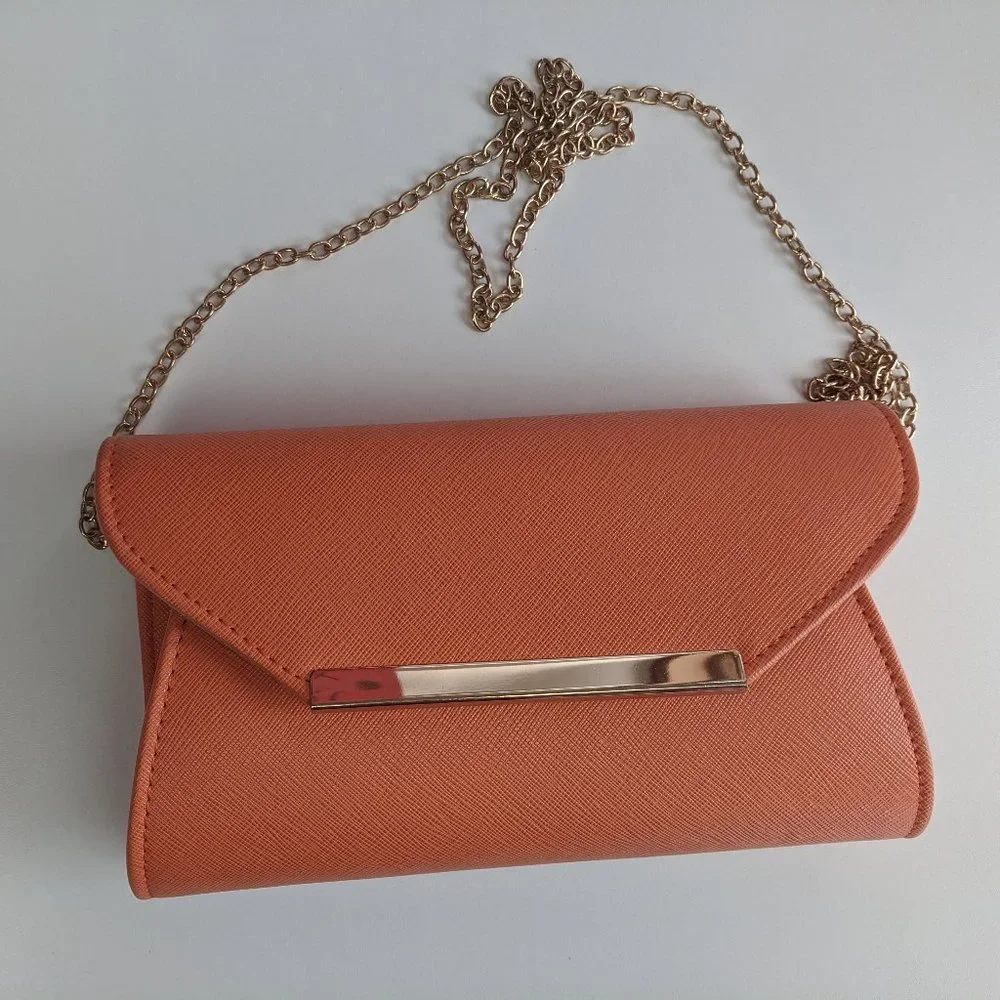 NWOT COLLETTE CLUTCH BAG - Picture 2 of 9